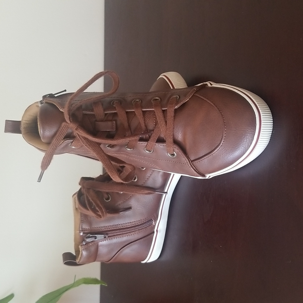 Youth Bous size 6 brown casual shoes